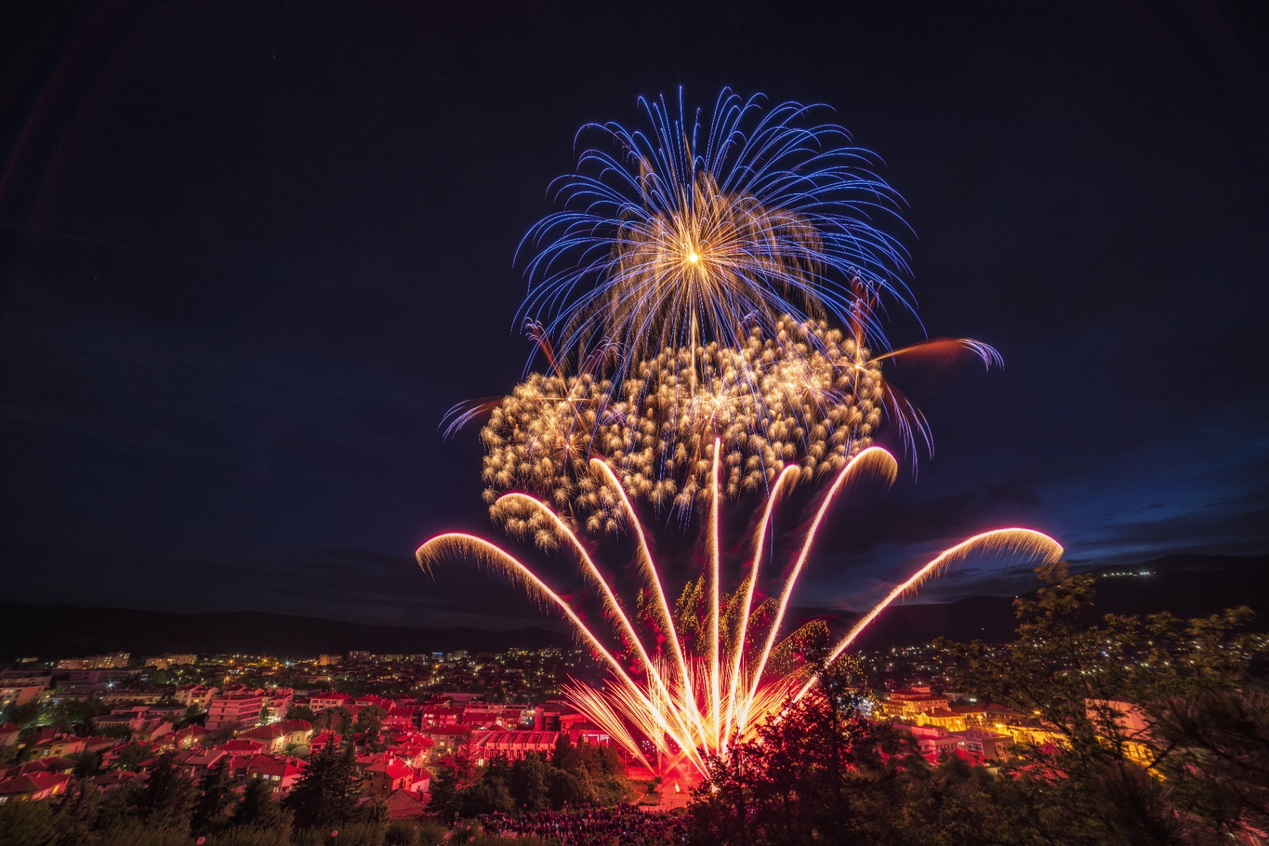 Rainbow Fireworks – Großfeuerwerk in der Abenddämmerung